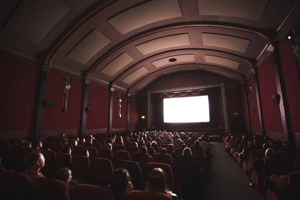Comment les festivals de cinéma indépendants peuvent-ils soutenir les réalisateurs émergents sans gros budgets ?