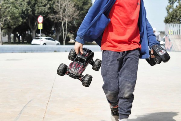 Les caractéristiques des voitures télécommandées : guide complet